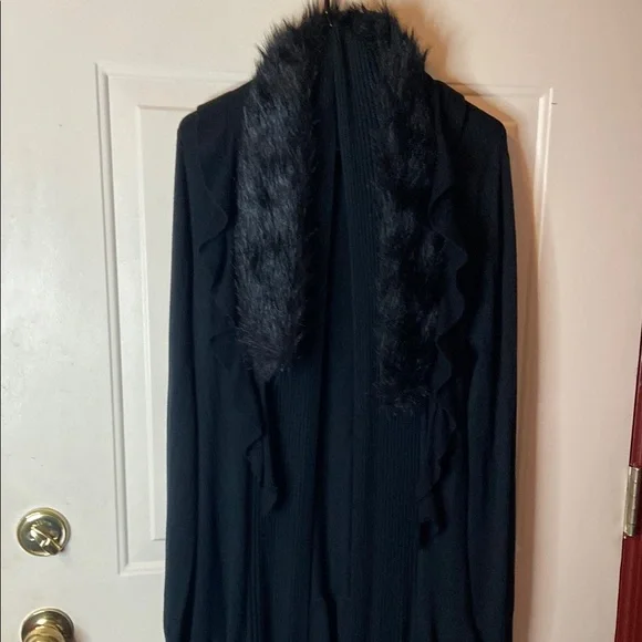 Chic Black Cardigan with Faux Fur Collar - Picture 5 of 7